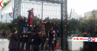 شبان تونسيون يتسلقون السور الخارجي لمقر البرلمان ويهددون بالإنتحار الجماعي