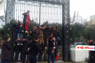 شبان تونسيون يتسلقون السور الخارجي لمقر البرلمان ويهددون بالإنتحار الجماعي