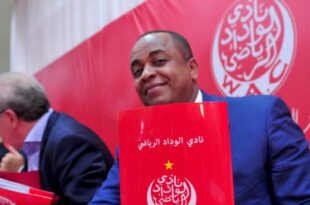 رئيس فريق نادي الوداد الرياضي البيضاوي سعيد النصيري يلجأ الى الطاس
