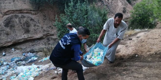 حادثة غريبة...مئات لترات من الحليب مرمية على جانب الطريق