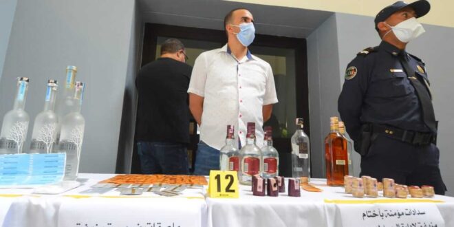 للتأكد من سلامة المشروبات الكحولية شنت السلطات الأمنية بمراكش حملة واسعة بمجموعة من المقاهي و المطاعم