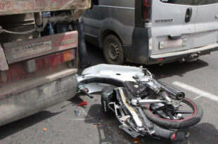 شاحنة "تطحن" دراجة نارية و تتسبب في مقتل شخص بأحد الأحياء بمدينة أكادير