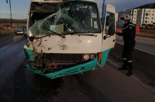 مفجع: اصطدام شاحنة خلاط اسمنت بحافلة صغير يؤدي إلى إصابة 11 شخصا 