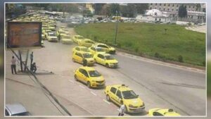 غضب سائقي سيارات الأجرة و إغلاق محور الدوران سيدي إبراهيم