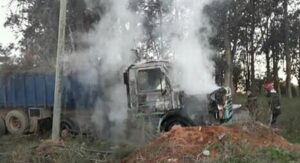 خطير...حريق يلتهم شاحنة كبيرة بين بشار و تندوف و يخلق الرعب وسط مستعملي الطريق