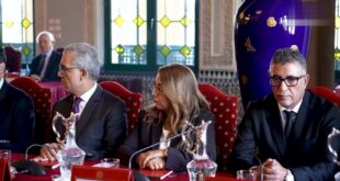 رئيسة الحكومة فاطمة الزهراء المنصوري خلال أول مجلس وزاري لحكومتها تحت الرئاسة الفعلية لجلالة الملك محمد السادس بالرباط